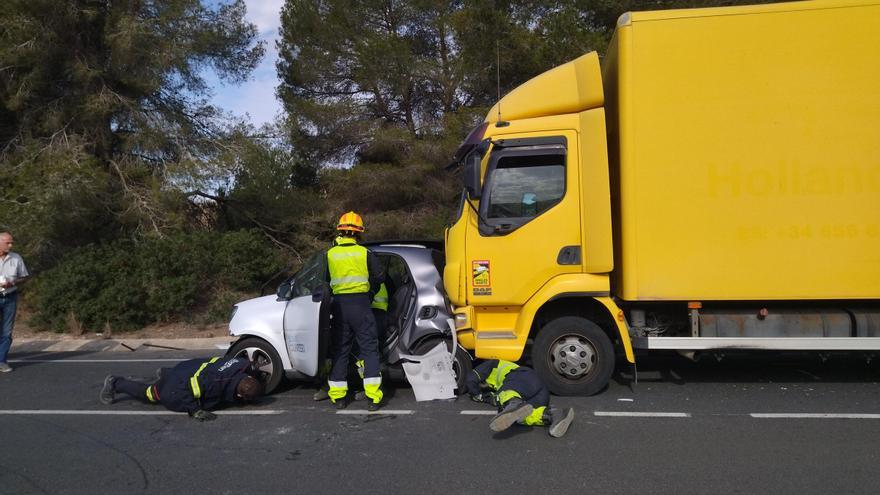 Un padre y su hijo resultan heridos en un aparatoso accidente en la carretera de Benitatxell a Teulada