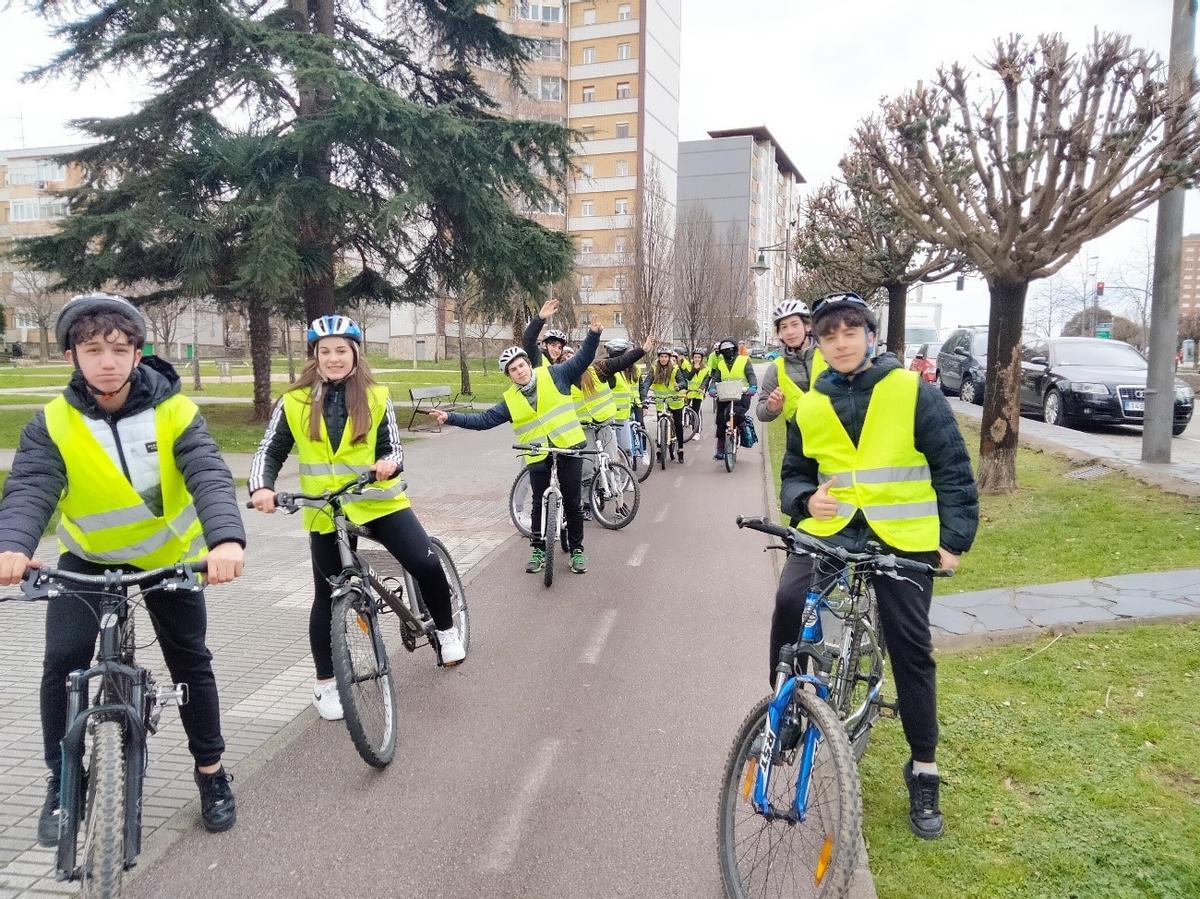 Alumnos montando en bicicleta por el carril bici de Gijón