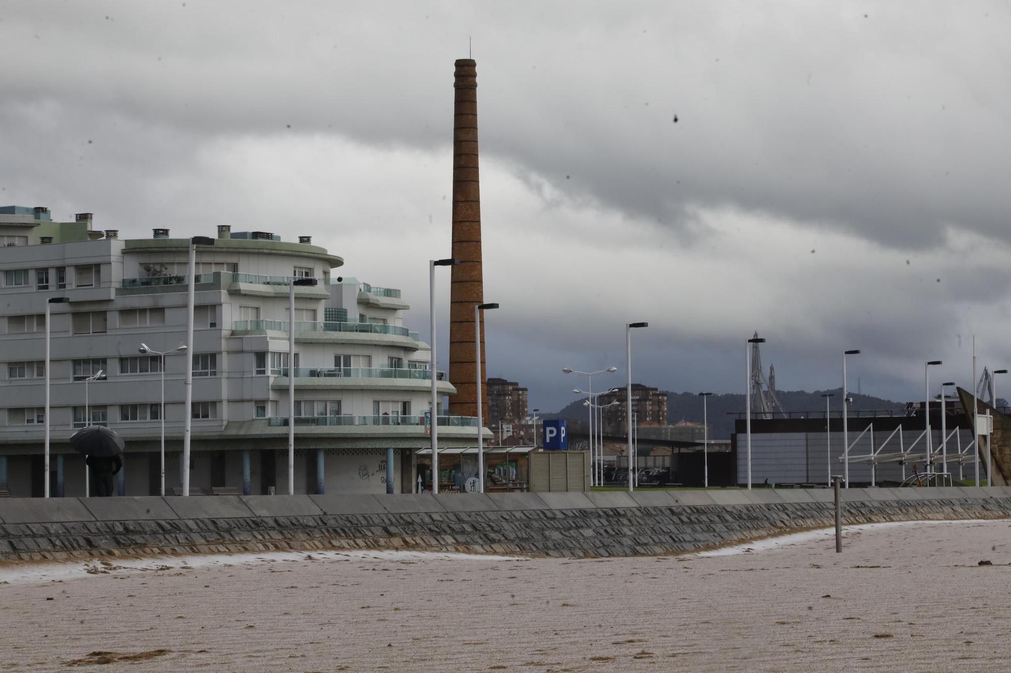 El granizo cubre la playa de Poniente