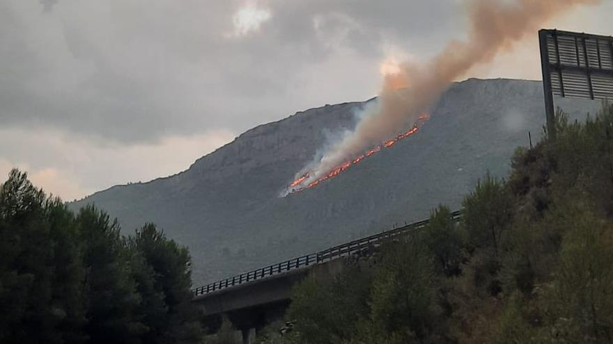 Un rayo causa un incendio en la Cova Alta de Albaida