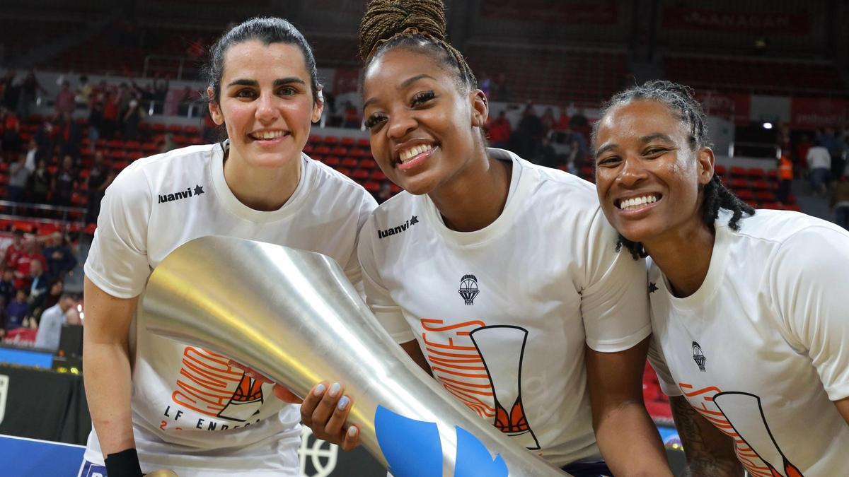 Las chicas del Valencia BC celebran el título de Liga Femenina