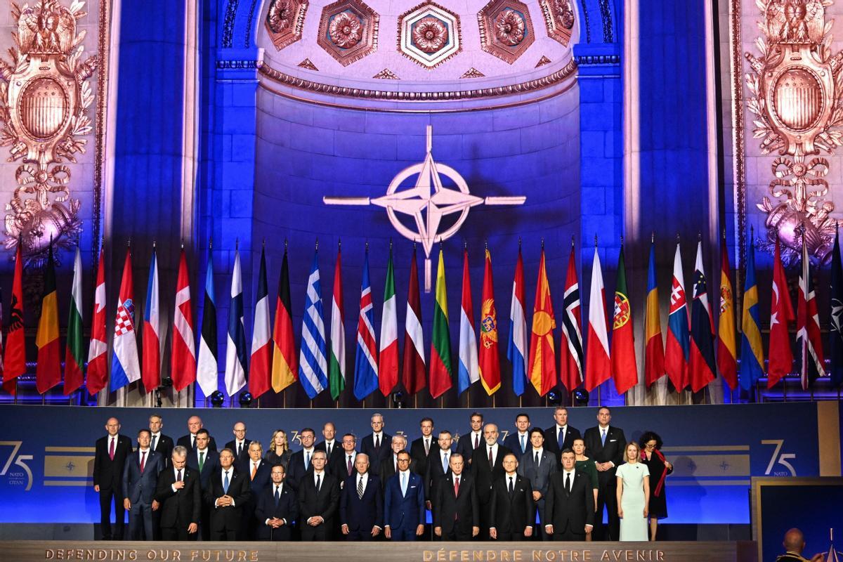 Washington (Estados Unidos), 09/07/2024.- Los líderes de los países miembros de la OTAN y el secretario general de la OTAN, Jens Stoltenberg, se reúnen para una foto de grupo en la ceremonia del 75º aniversario de la OTAN en el Auditorio Mellon en Washington, DC, EE.UU. 