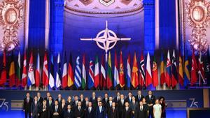 Washington (Estados Unidos), 09/07/2024.- Los líderes de los países miembros de la OTAN y el secretario general de la OTAN, Jens Stoltenberg, se reúnen para una foto de grupo en la ceremonia del 75º aniversario de la OTAN en el Auditorio Mellon en Washington, DC, EE.UU. 