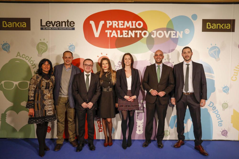 Los invitados posan en el photocall de los premios Talento Joven CV.