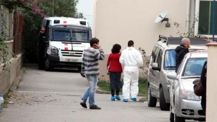 Agents d&#039;investigació el dilluns a la tarda a sota del bloc on va tenir lloc el crim de Sant Pere Pescador.