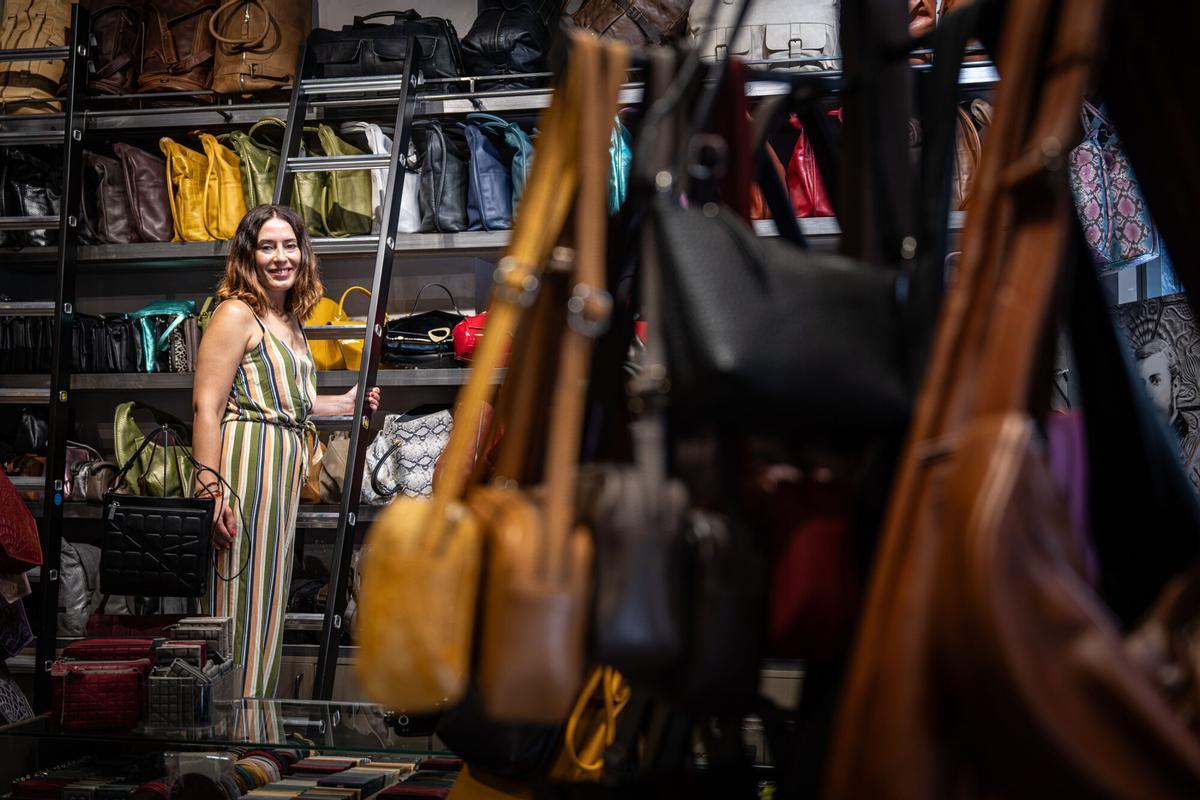 Laura García es la nueva dueña de Calpa, una de las dos únicas tiendas de marroquinería que quedan en la calle Ferran de Barcelona
