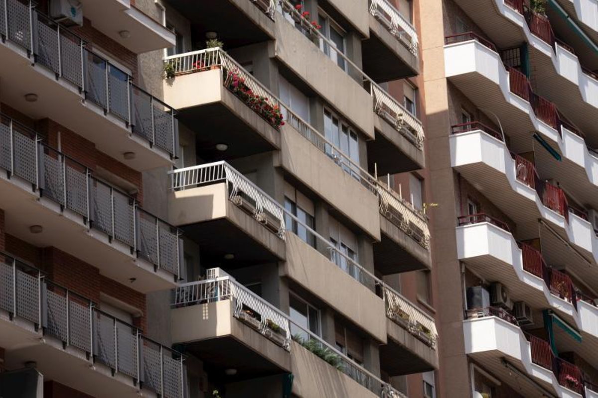 Imagen de archivo de un edificio de viviendas en Catalunya.