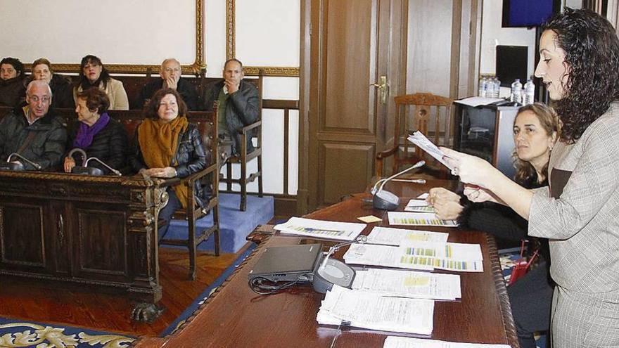 La concejala de Medio Ambiente, Marián Sanmartín, procede al sorteo de las huertas urbanas municipales ante los demandantes. // S.A.