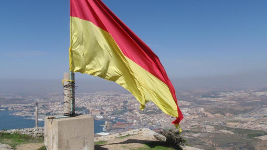 Bandera izada del Cantón de Cartagena en el Castillo de San Julián.