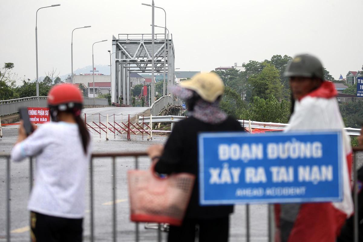 Un puente se desploma en Vietnam y deja al menos 13 desaparecidos