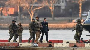NEW YORK (United States), 05/01/2026.- Captured Venezuelan President Nicolas Maduro and his wife, Cilia Flores, arrive at the Wall Street Heliport during their transport to the federal courthouse for their arraignment in New York, New York, USA, 05 January 2026. (Nueva York) EFE/EPA/Stringer