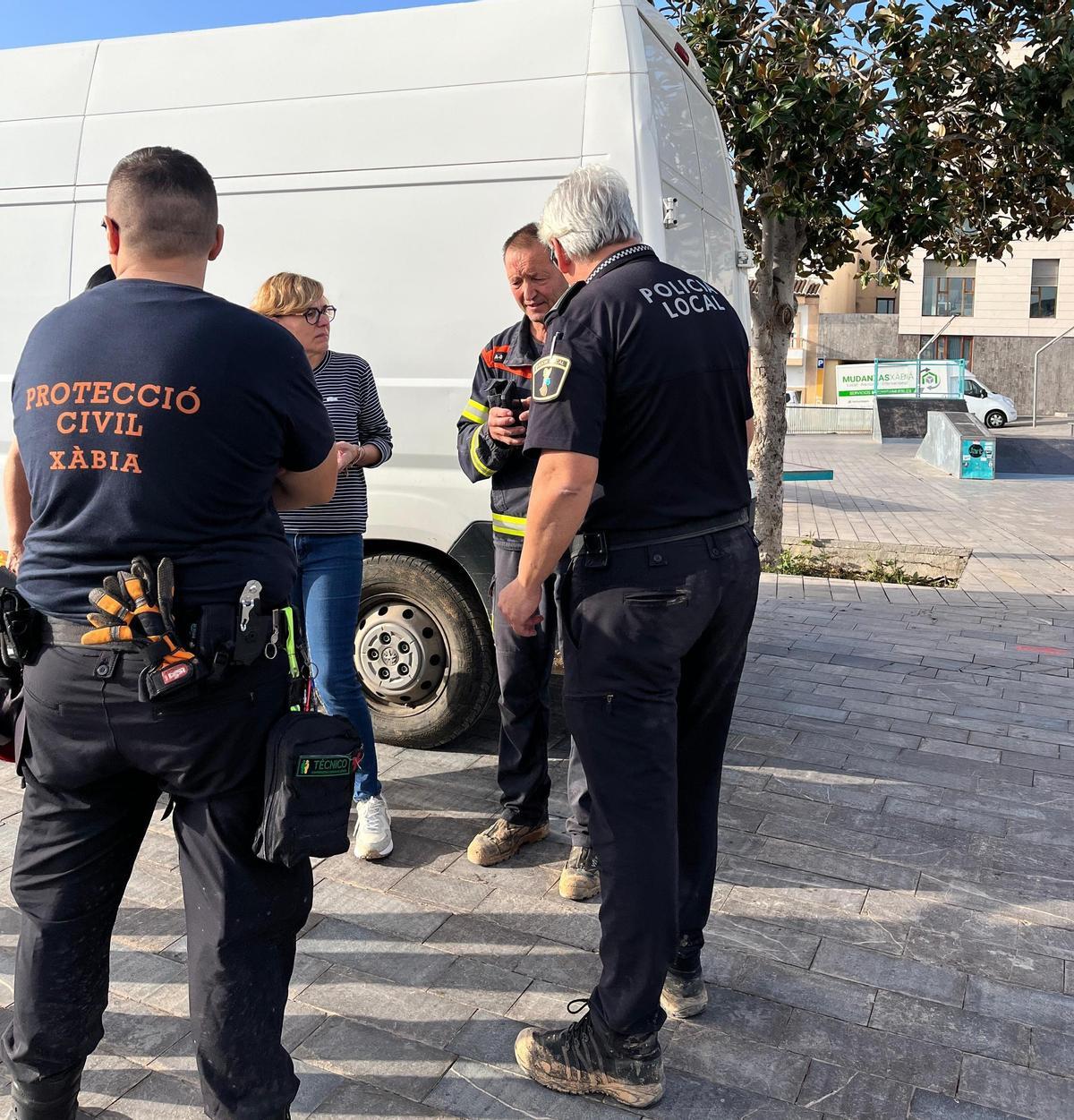 La alcaldesa, con el intendente de la Policía Local y el jefe de la agrupación de Protección Civil