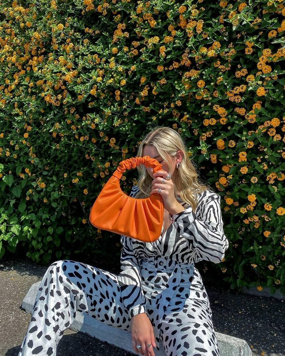 Un bolso naranja es todo lo que necesitan tus looks este verano