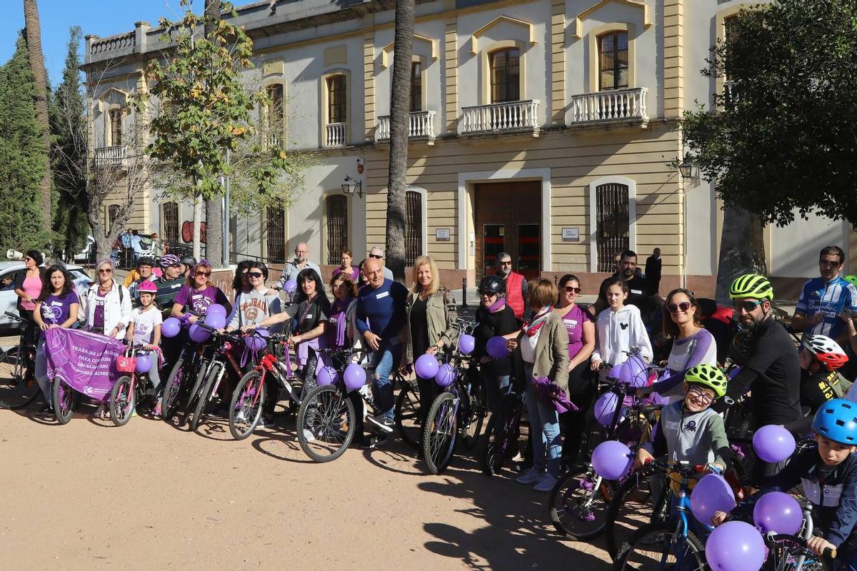 Antonio Hurtado y Rosario Alarcón, entre los asistentes a la marcha en bicicleta de la Plataforma cordobesa Contra la  Violencia a las Mujeres.