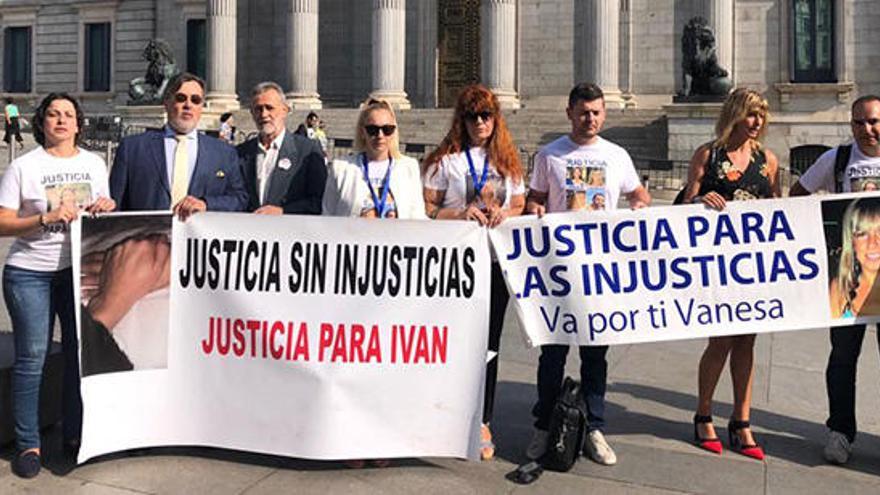 Las familias de las víctimas frente al Congreso, ayer por la mañana.