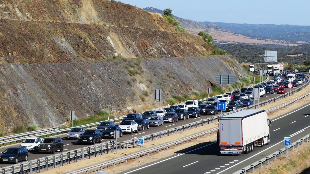 Cola de vehículos en la A-66 a la altura de Monesterio