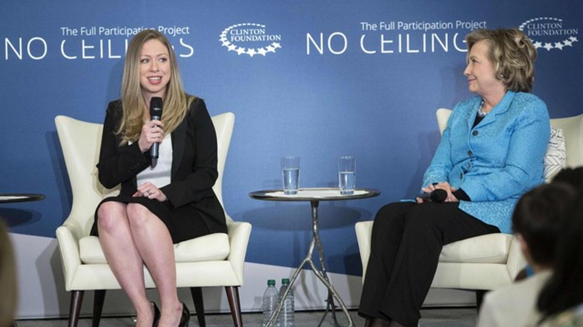 Chelsea Clinton, junto a su madre, Hillary, durante el acto en el que ha anunciado su embarazo, el jueves en Nueva York.