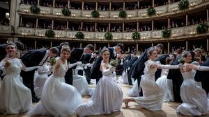 La apertura del tradicional Baile de la Ópera en la Wiener Staatsoper de Viena.