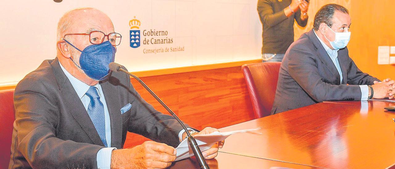 El presidente de la Fundación DISA , Raimundo Baroja, y Blas Trujillo.