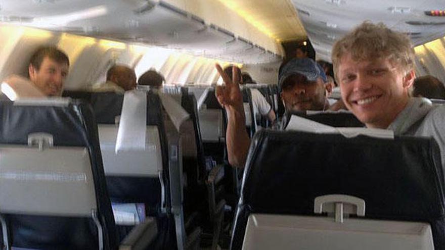 Kuzminskas, Granger y Fran Vázquez, en el vuelo chárter que llevó ayer al Unicaja a tierras rusas.