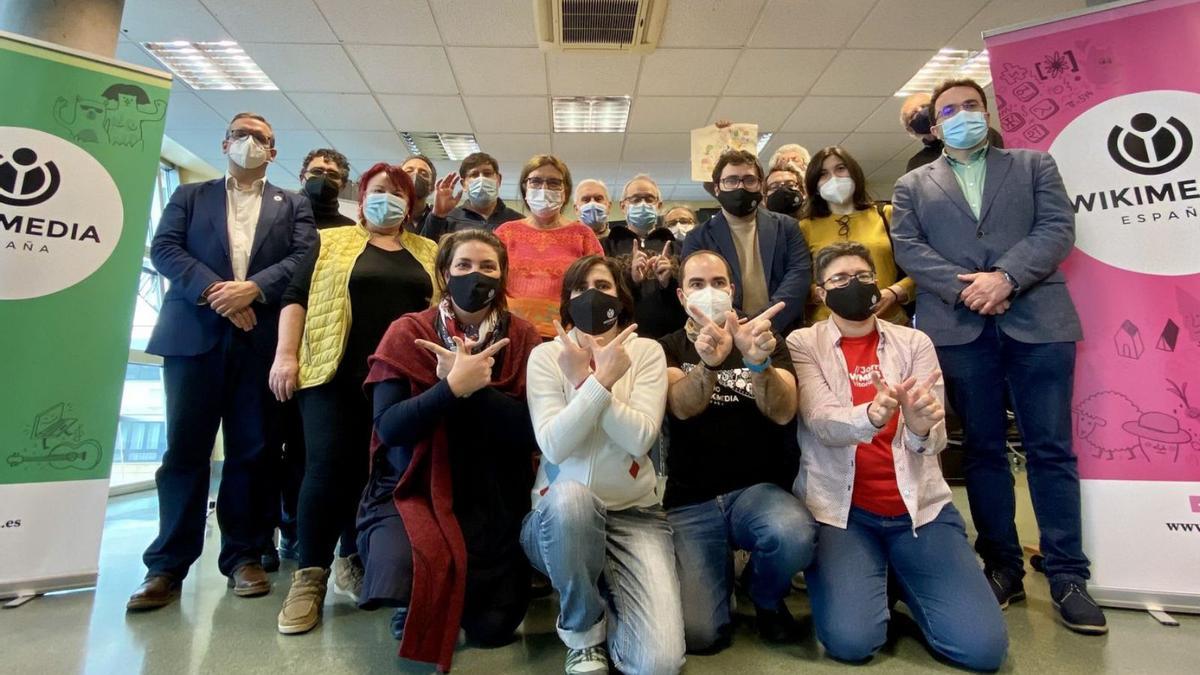 Los “wikipedistas”, en el acto inaugural de la jornada en el Centro Municipal Integrado de Pumarín Gijón Sur.