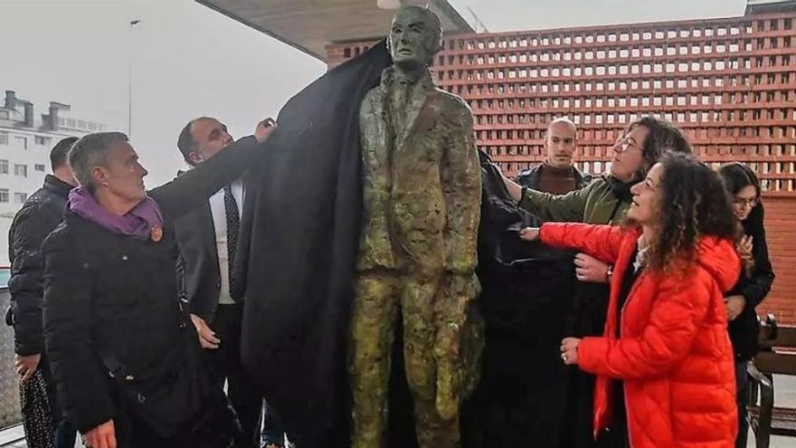 Ramón o practicante xa ten estatua na entrada ao centro de saúde de Ordes