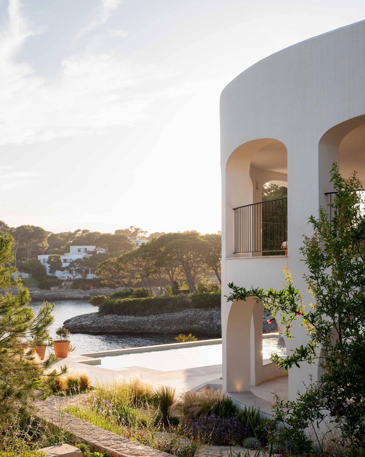 Fassade vom Bauprojekt der Luxusvilla 'White Dream' von VIVENDA in CALA DOR