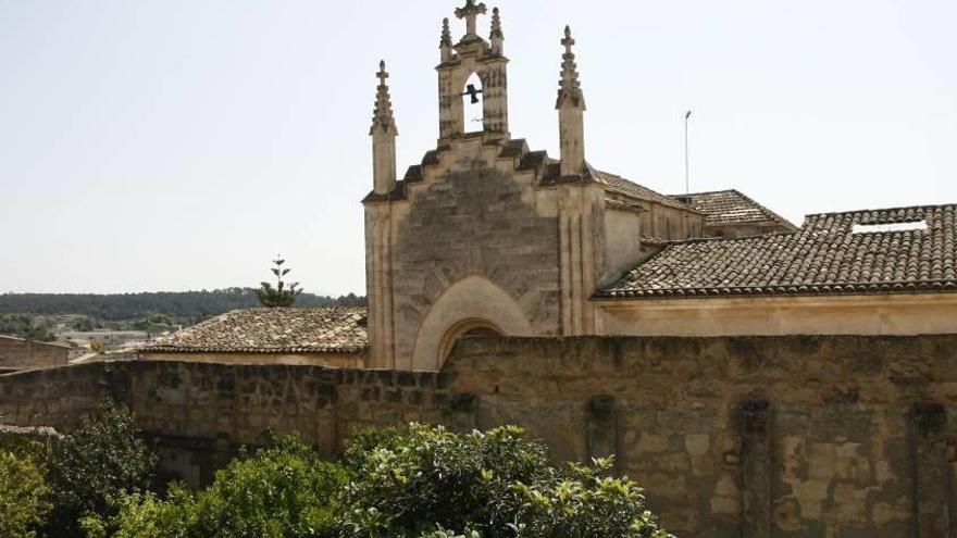 La capilla del convento, vista desde el Palau de Sineu.