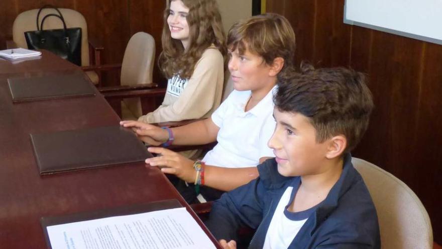 Laura Ruiz, Carlos Vigón y Javier Fernández, ayer, en la reunión.