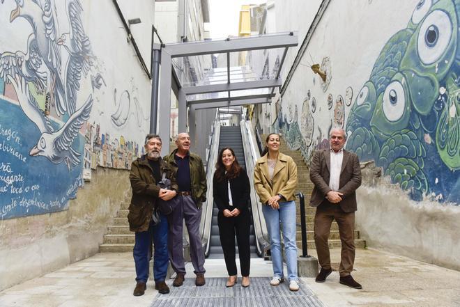 La alcaldesa Inés Rey (centro) con los concejales Noemí Díaz y Gonzalo Castro (derecha) y dos vecinos de Monte Alto (izquierda).