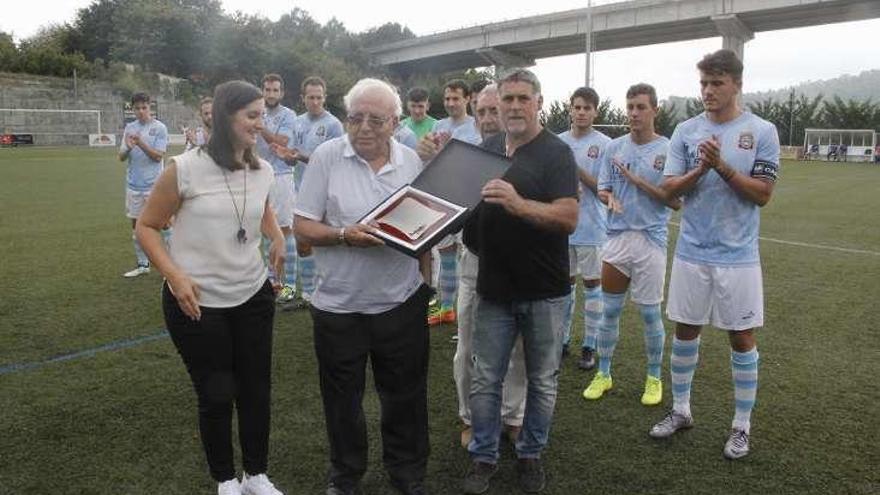 El Moaña homenajeó al primer presidente, Antonio Verde. // S.A.