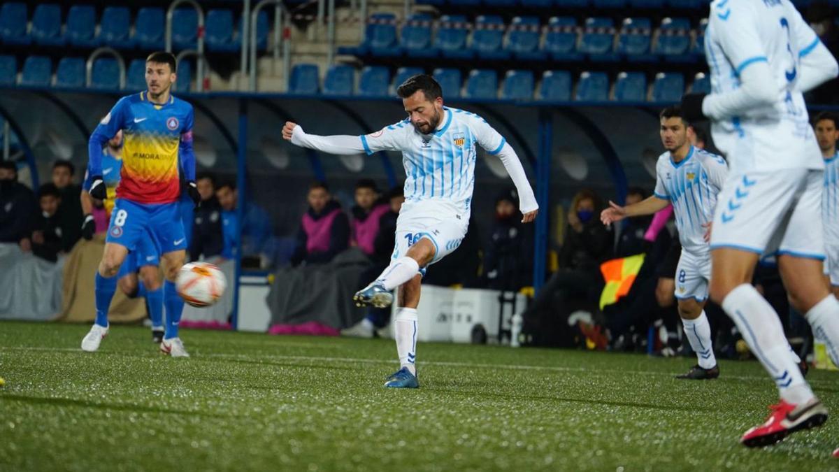 Romero intentant una centrada durant el duel d’ahir al camp de l’Andorra. | ANDORRA FC