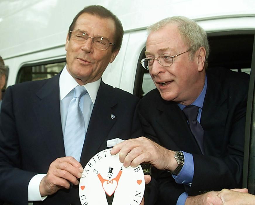 Roger Moore y Michael Caine posan fuera de un hotel londinense durante un acto benéfico.