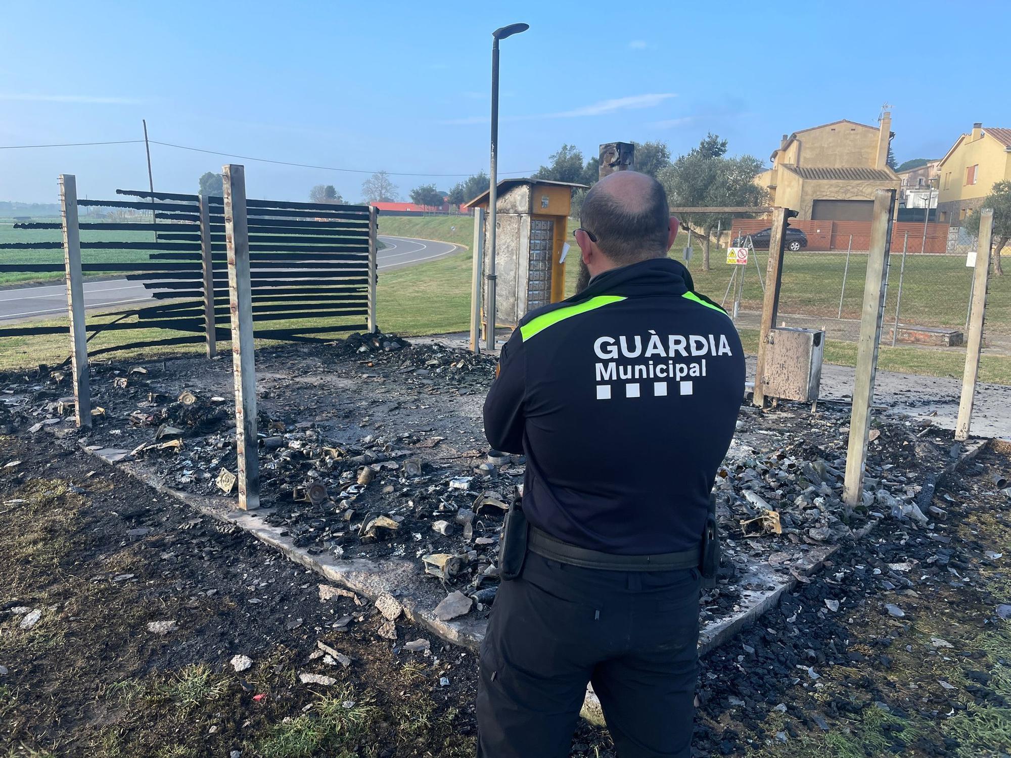 Incendi a la minideixalleria de Salitja