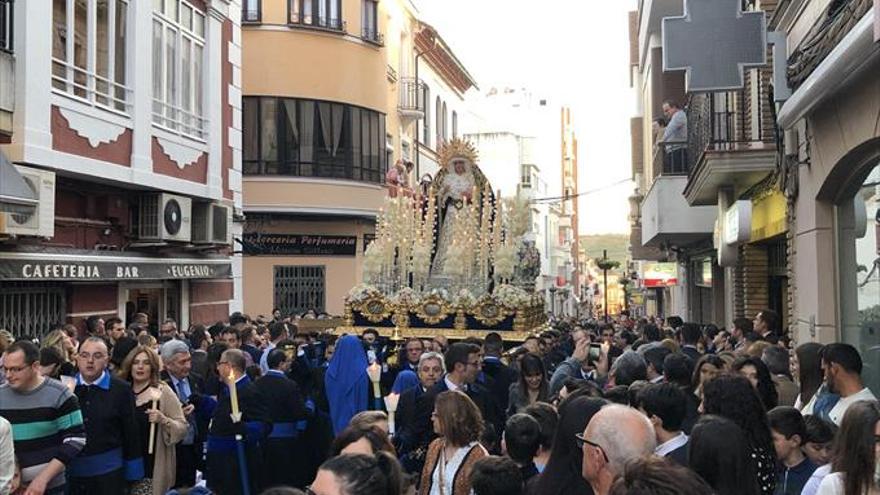 Centenares de personas acuden a la procesión de la Virgen de la Guía