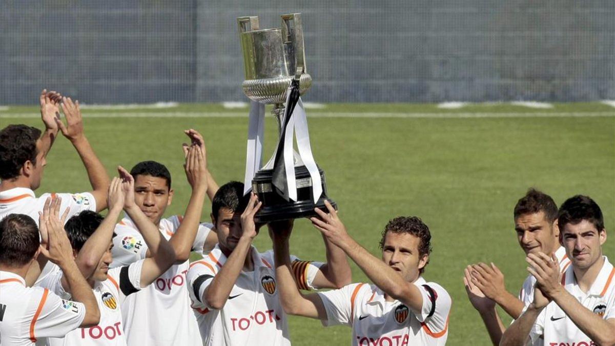Los jugadores del Valencia en 2008 ofreciendo a su afición la última Copa del Rey lograda