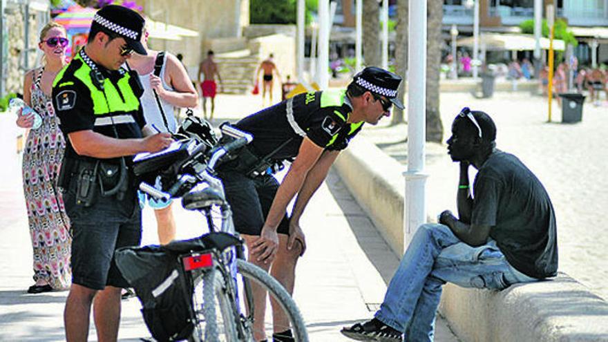 Una patrulla policial en Calvià.