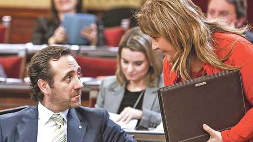 El president Bauzá y la consellera Camps hablan ayer durante el pleno del Parlament.