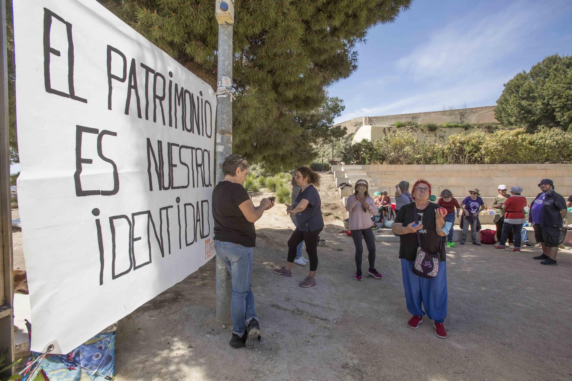 Mona reivindicativa en las faldas del Castillo de Santa Bárbara