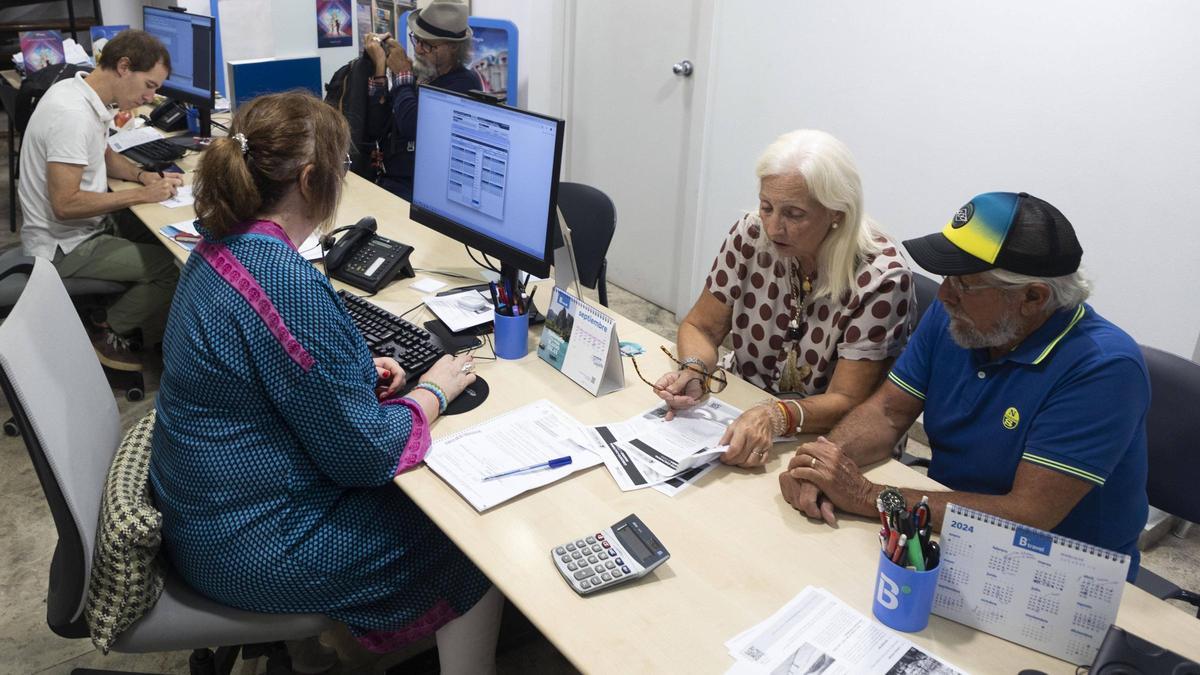 Mayores reservando sus viajes del Imserso en una agencia de viajes, el año pasado.