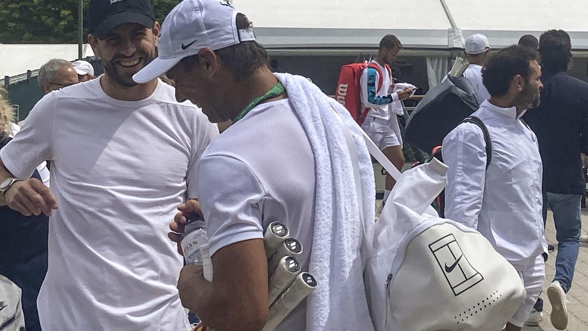 Nadal se entrena ante la mirada de Gerard Piqué