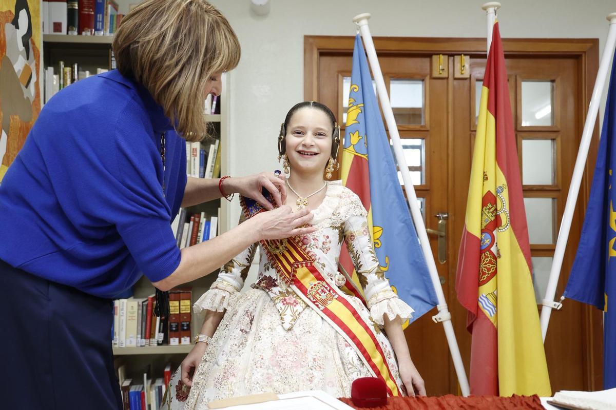 La alcaldesa impone la Medalla de Oro de Siete Aguas a Marta