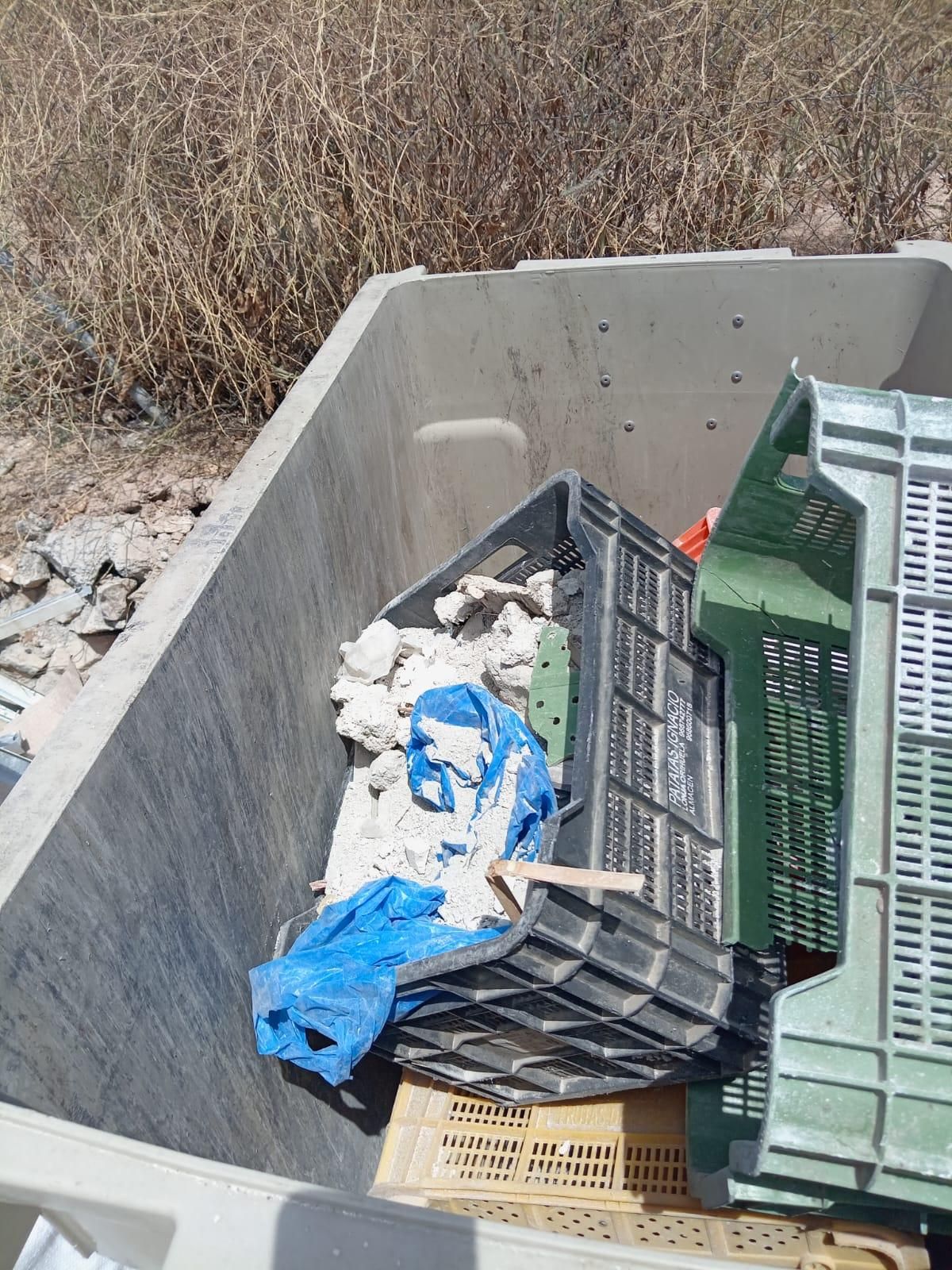 Restos de escombros en una zona de recogida de basuras en un diseminado