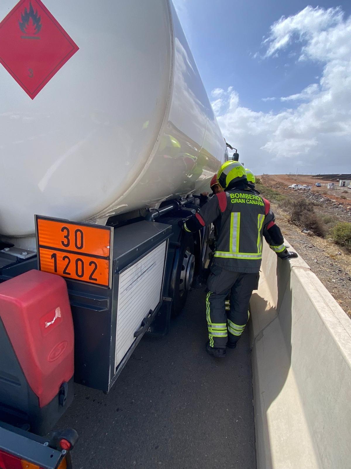 Un camión cisterna averiado es asistido por los bomberos en la autopista del sur de Gran Canaria.