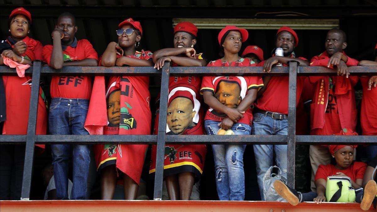 Los miembros del partido EFF de Economic Freedom Fighters asisten a una manifestación del 1º de mayo en el municipio de Alexandra en Johannesburgo.