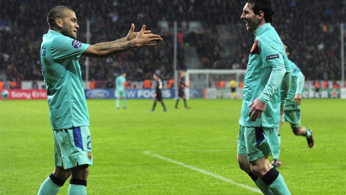 Dani Alves y Leo Messi celebran el gol del argentino en el 1-3 del Barça sobre el Leverkusen el 14 de febrero de 2012