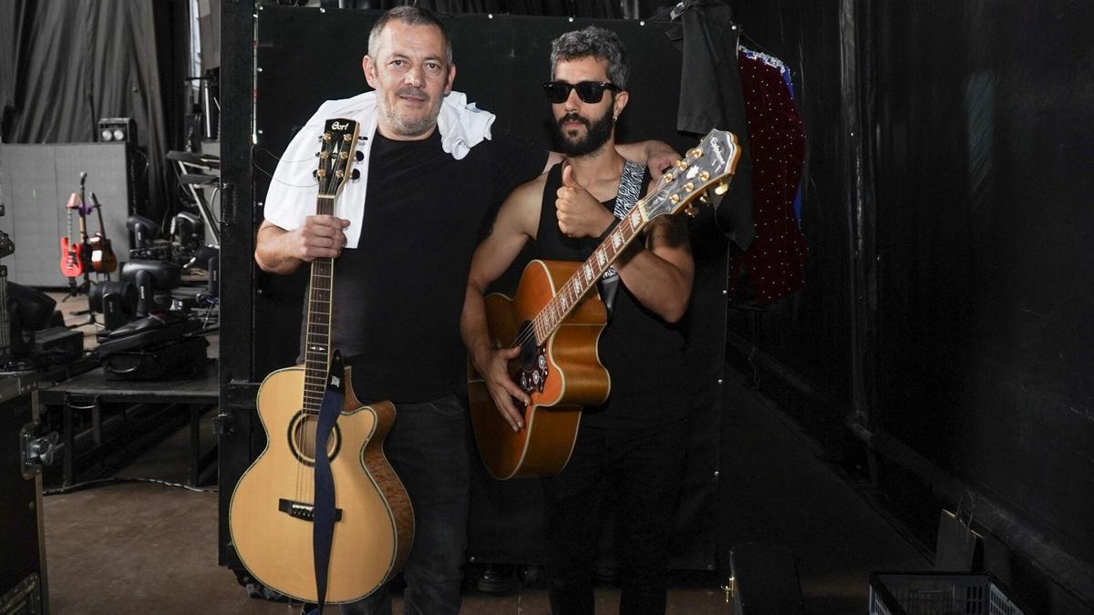El cantautor Juan Pedre, autor del himno 'Os Mallos', a la izquierda, con otro músico.