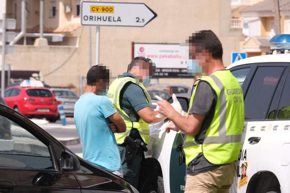 Despliegue de la Guardia Civil en el barrio del Rincón de Redován para poner coto a la venta al menudeo de droga