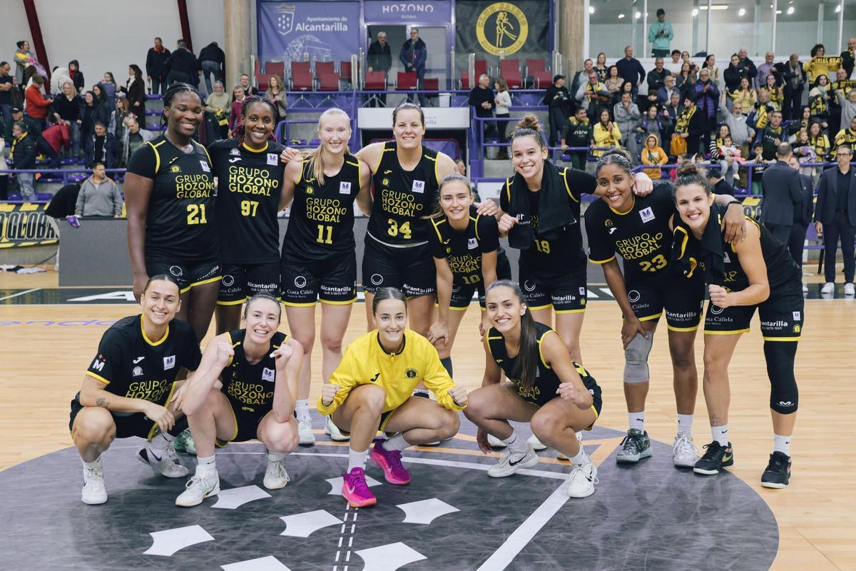 La plantilla del Hozono Global Jairis, celebrando la victoria ante el Baxi Ferrol