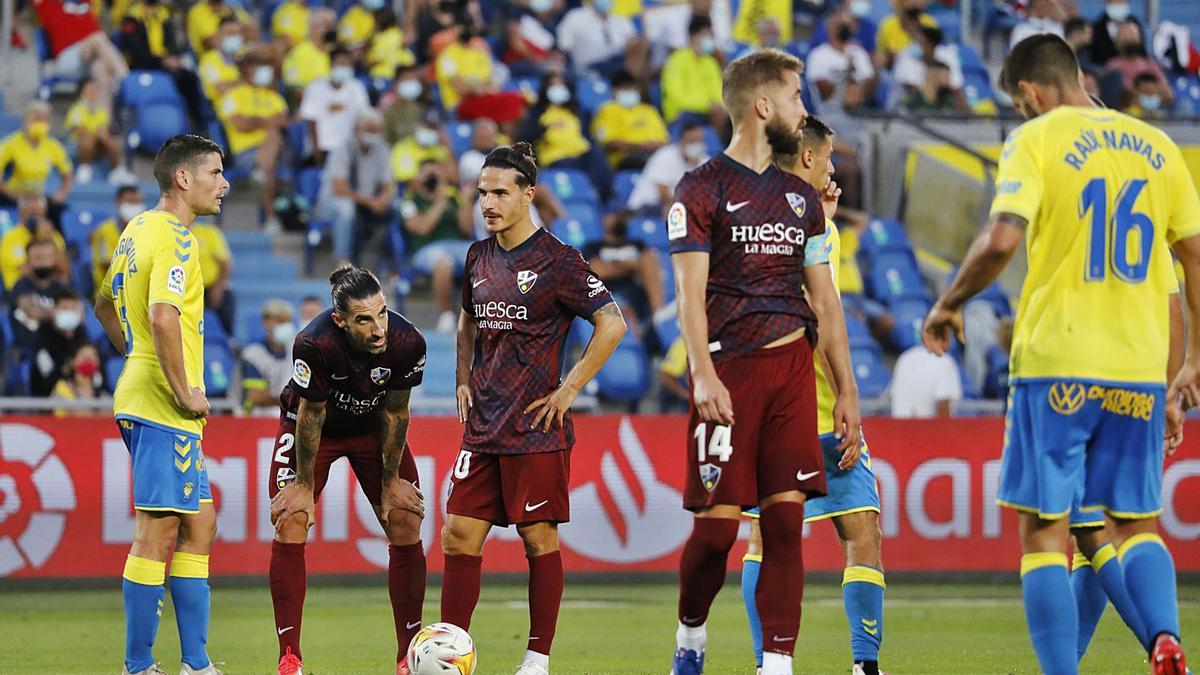 Seoane y Marc Mateu custodian el balón antes del lanzamiento de una falta en el choque frente a Las Palmas. | SD HUESCA